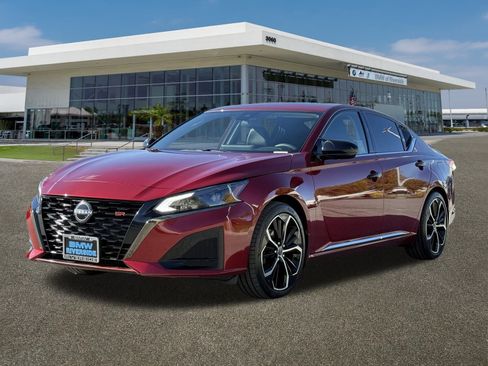 Used 2023 Nissan Altima 2.5 SR w/ SR Premium Package image 5