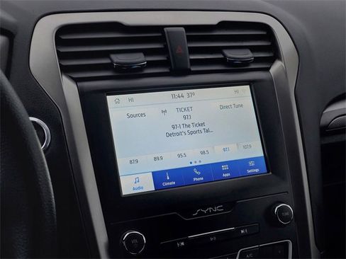 Used 2020 Ford Fusion SE image 18