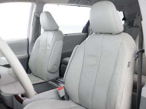 Used 2014 Toyota Sienna XLE AWD/4WD image 24