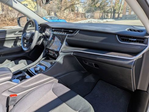 Used 2023 Jeep Grand Cherokee Laredo w/ Luxury Tech Group I image 25