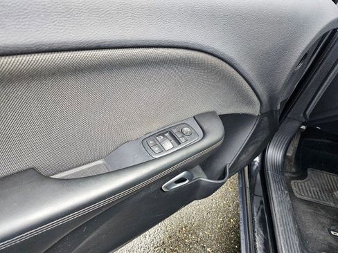 Used 2015 Dodge Challenger SXT image 19