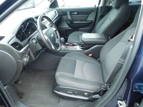 Used 2017 Chevrolet Traverse LT w/ Style and Technology Package image 4