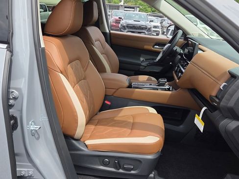 New 2026 Nissan Pathfinder Platinum FWD image 14