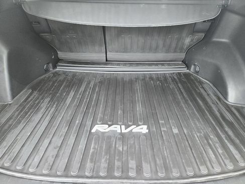 Used 2022 Toyota RAV4 XLE Premium FWD image 32