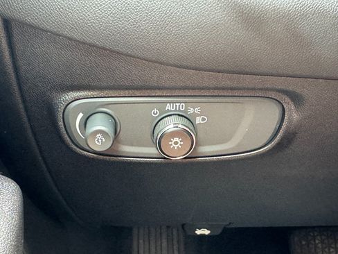 Used 2019 Chevrolet Equinox LT FWD image 16