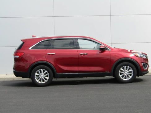 Used 2017 Kia Sorento AWD w/ LX Convenience Package image 4
