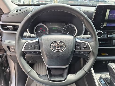 Used 2023 Toyota Highlander XLE AWD/4WD image 23