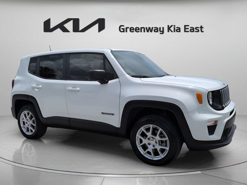 Used 2023 Jeep Renegade Latitude AWD/4WD image 3