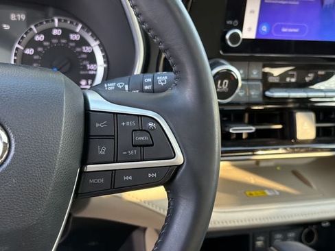 Used 2024 Toyota Highlander XLE FWD image 25