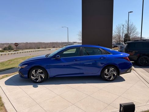Used 2025 Hyundai Elantra Limited FWD image 2