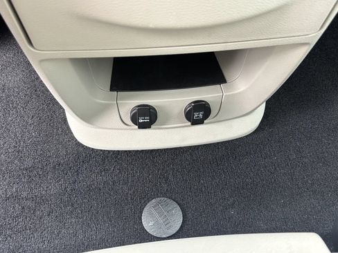 Used 2013 Chrysler Town & Country Touring-L w/ Driver Convenience Group FWD image 29