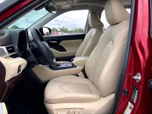 Used 2021 Toyota Highlander XLE FWD image 8