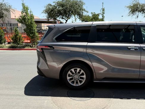 Used 2022 Toyota Sienna XLE FWD image 7