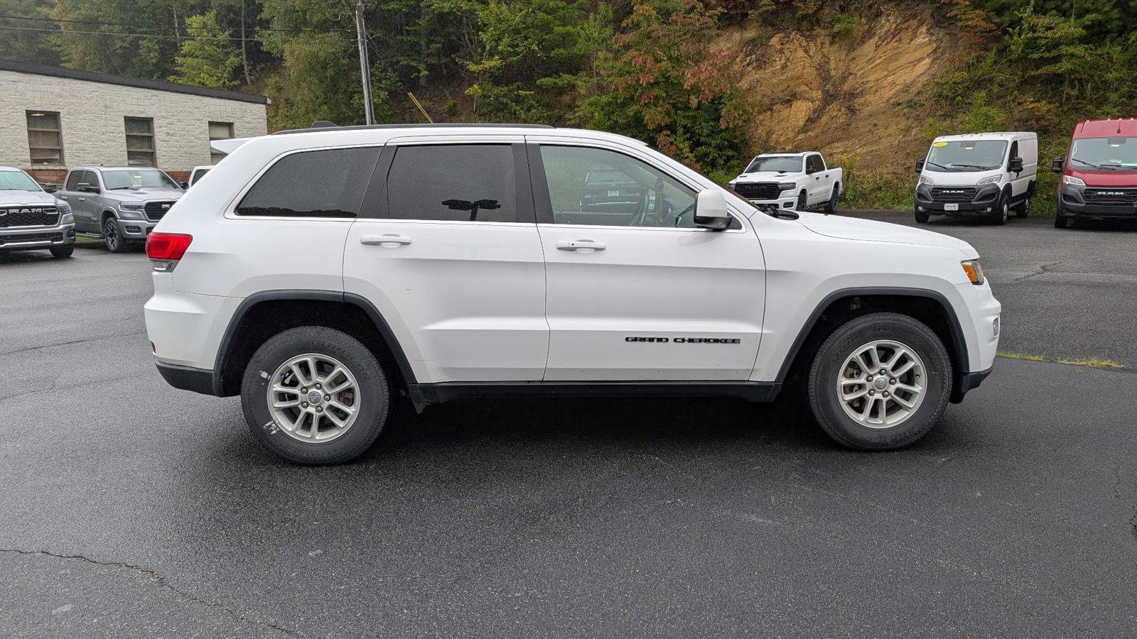 Used 2018 Jeep Grand Cherokee Laredo RWD image 2
