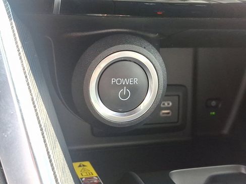 Used 2023 Toyota Venza image 22