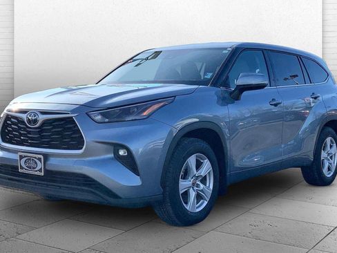 Used 2022 Toyota Highlander LE image 11
