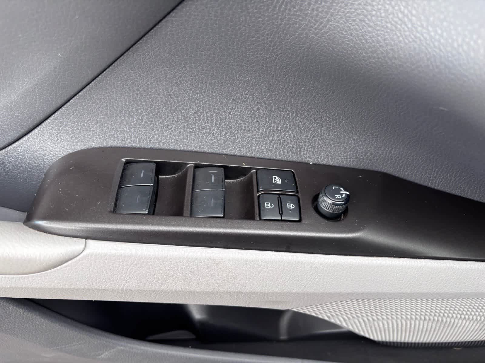 Used 2022 Toyota Camry SE FWD image 12