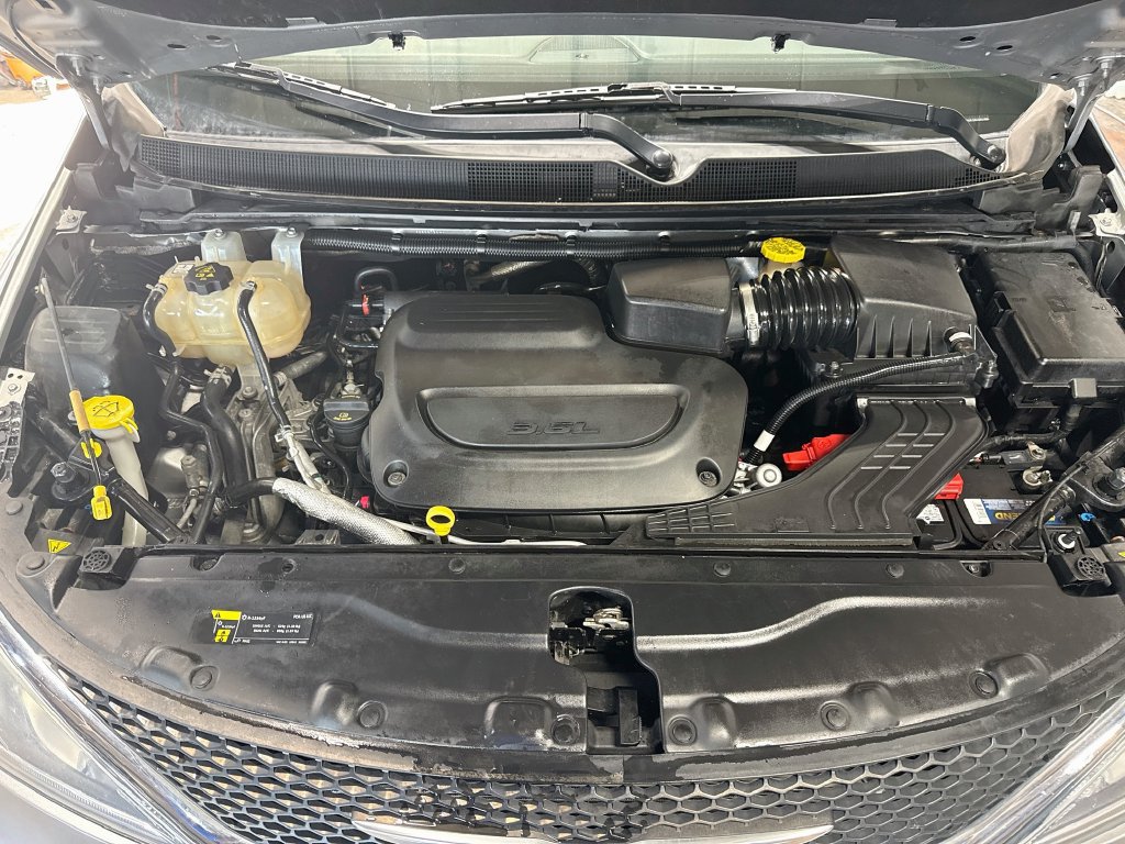 Used 2020 Chrysler Pacifica Limited FWD image 32
