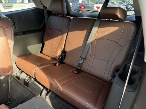 Used 2018 Buick Enclave Avenir w/ Avenir Technology Package AWD/4WD image 14