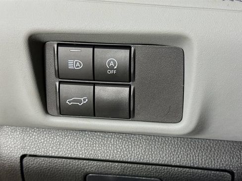 Used 2024 Toyota Highlander XLE FWD image 10
