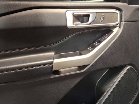 Used 2022 Ford Explorer XLT w/ Equipment Group 202A image 12