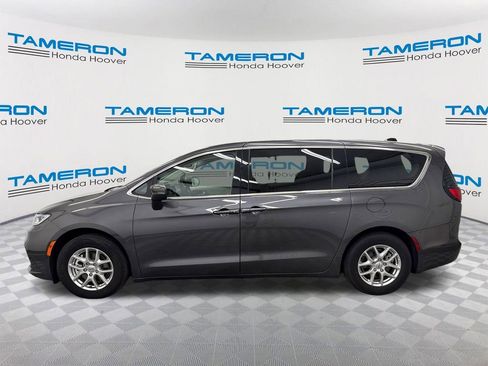 Used 2023 Chrysler Pacifica Touring-L FWD image 2