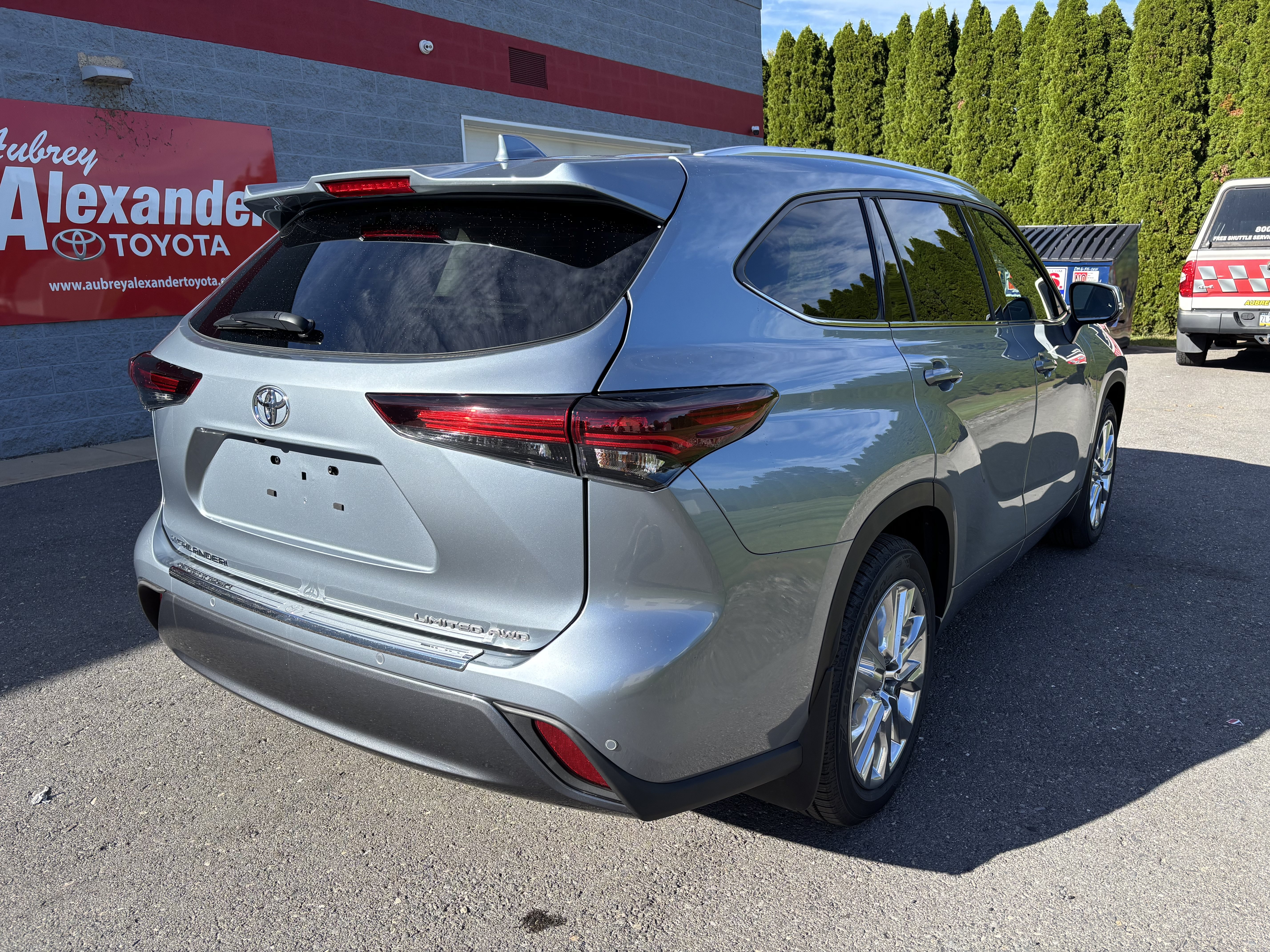 Used 2024 Toyota Highlander Limited AWD/4WD image 3