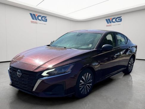 Used 2024 Nissan Altima 2.5 SV FWD image 8