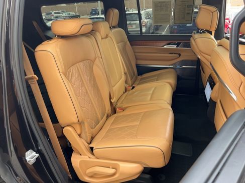 Used 2023 Jeep Grand Wagoneer Series III AWD/4WD image 29