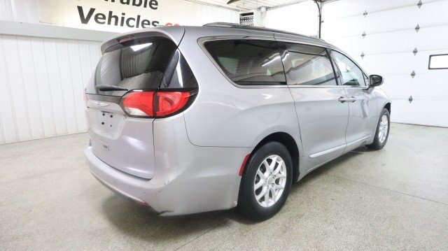 Used 2020 Chrysler Pacifica Touring-L FWD image 6