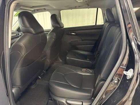 Used 2021 Toyota Highlander XLE AWD/4WD image 28