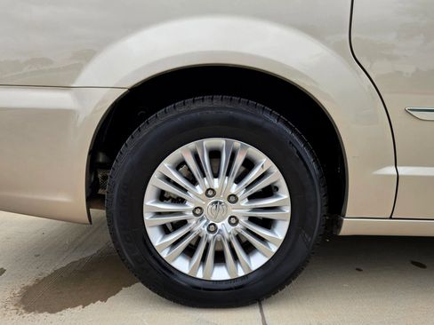 Used 2016 Chrysler Town & Country Limited FWD image 57