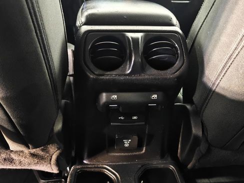 Used 2019 Jeep Wrangler Unlimited Sahara image 26