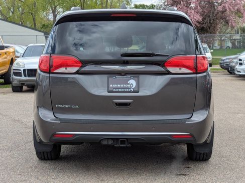 Used 2017 Chrysler Pacifica Touring-L FWD image 11
