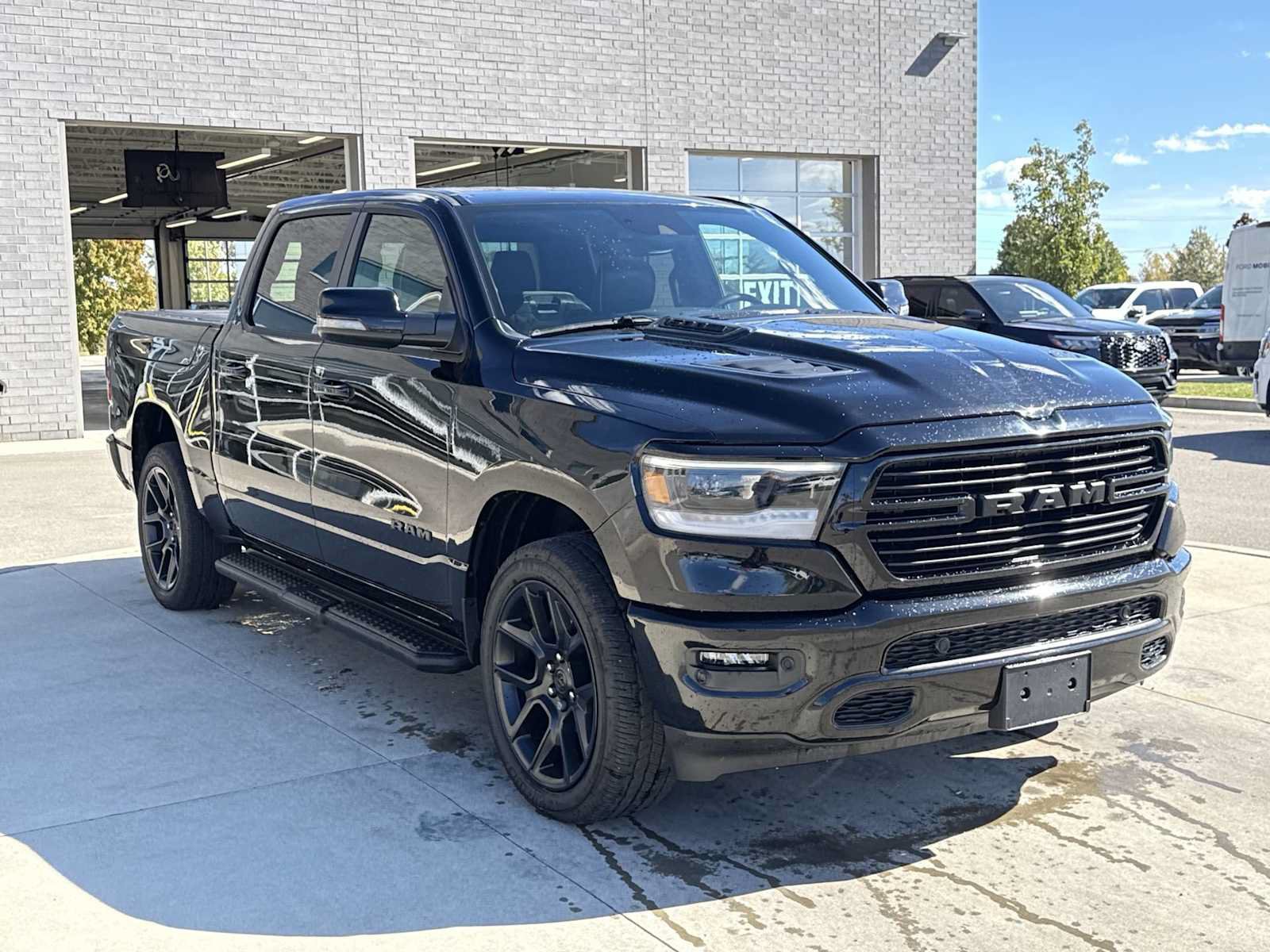 Used 2024 RAM 1500 Laramie AWD/4WD image 8
