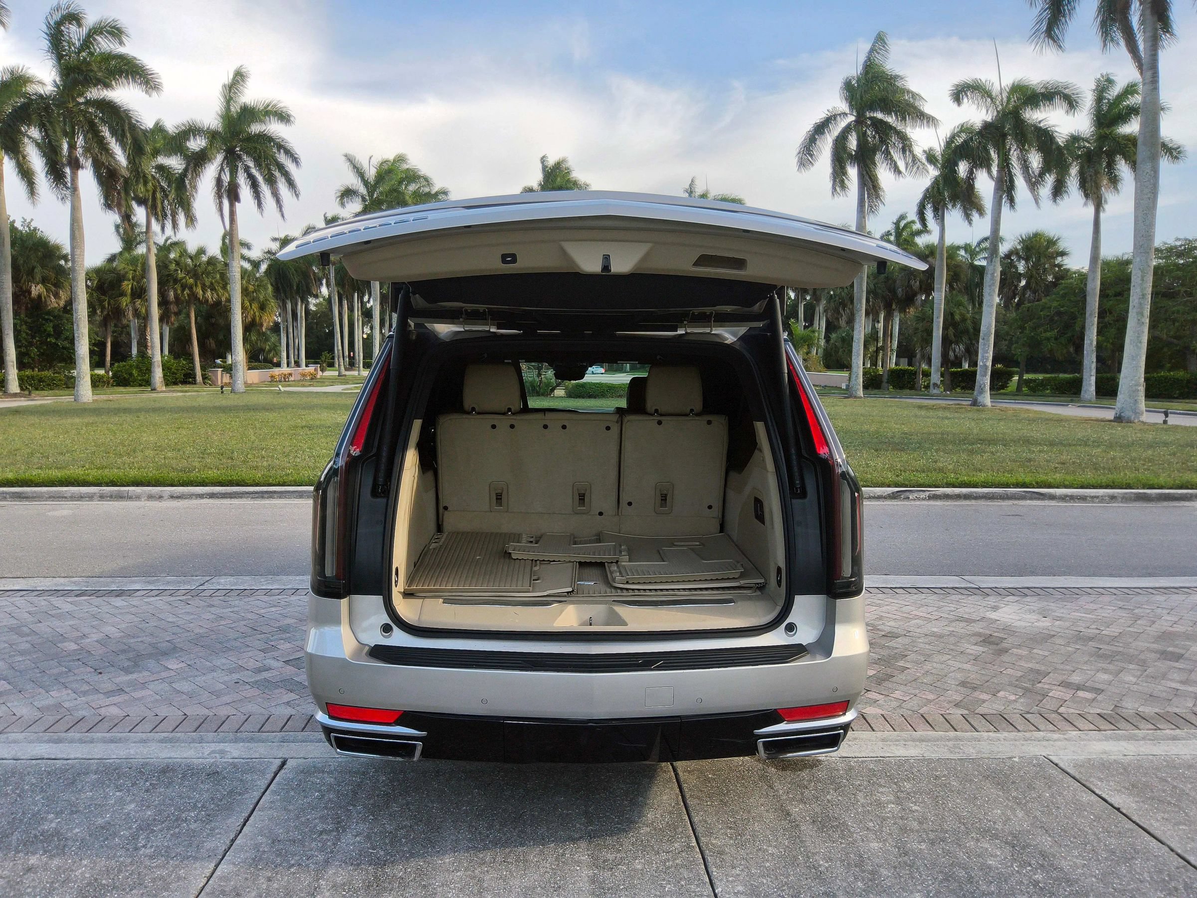Used 2021 Cadillac Escalade ESV Premium Luxury w/ Performance Package RWD image 17