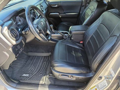 Used 2021 Toyota Tacoma TRD Sport image 9