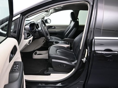 Certified 2023 Chrysler Pacifica Touring-L FWD image 14