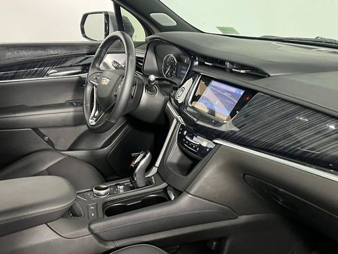 Used 2025 Cadillac XT6 Premium Luxury image 36