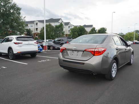 Used 2019 Toyota Corolla LE w/ Carpet Mat Package (TMS) FWD image 4