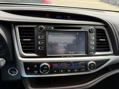 Used 2019 Toyota Highlander XLE image 17