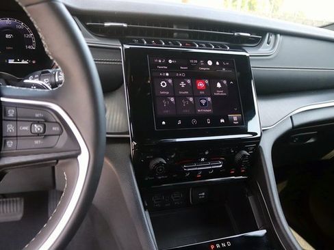 Used 2024 Jeep Grand Cherokee Altitude image 17