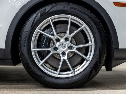 Certified 2025 Porsche Cayenne S AWD/4WD image 19