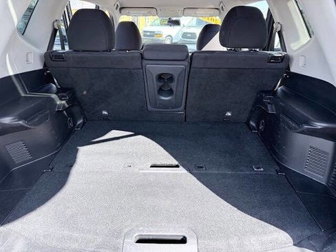 Used 2016 Nissan Rogue SV w/ SV Premium Package image 16