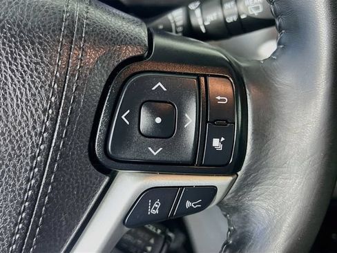 Used 2019 Toyota Highlander XLE FWD image 18