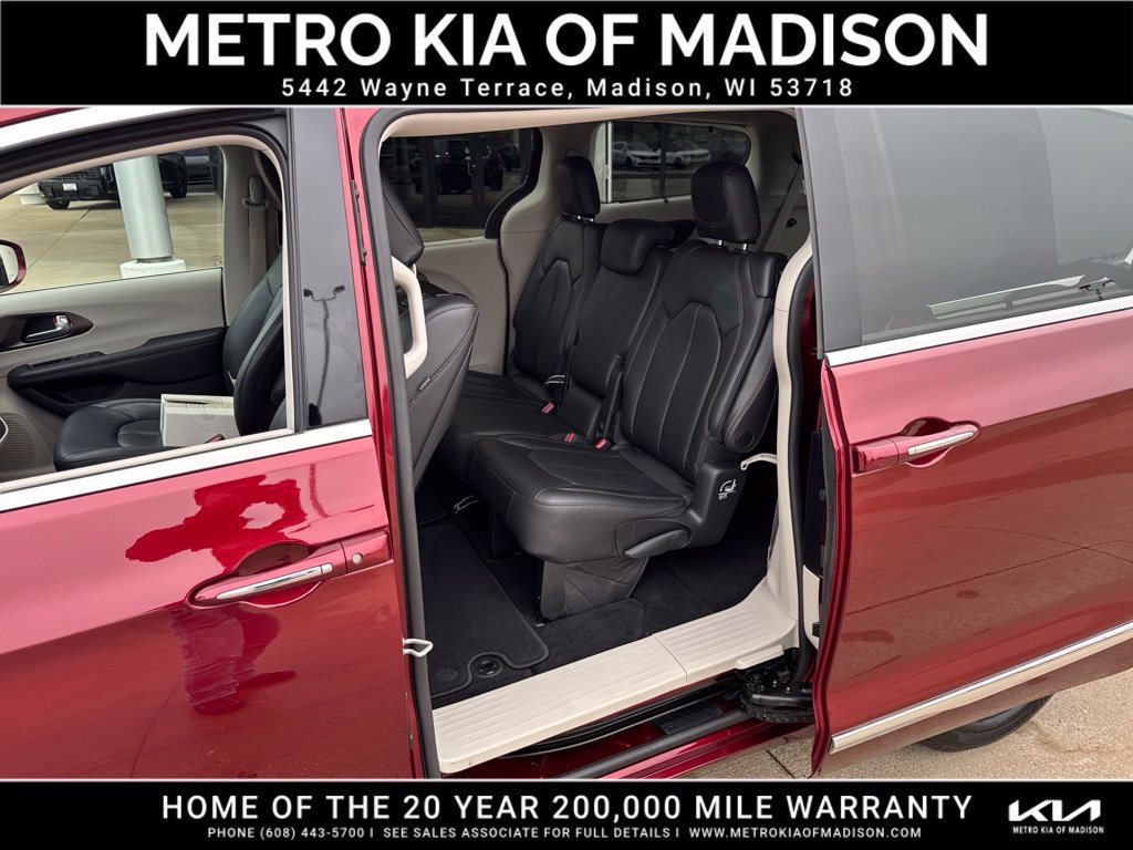 Used 2019 Chrysler Pacifica Touring-L Plus FWD image 32