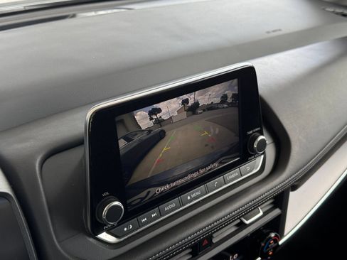 Used 2025 Nissan Rogue SV FWD image 25