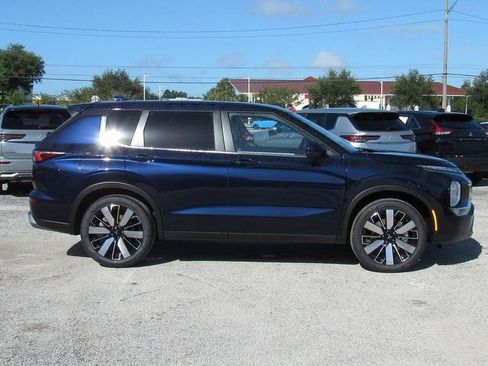 New 2025 Mitsubishi Outlander SE image 2