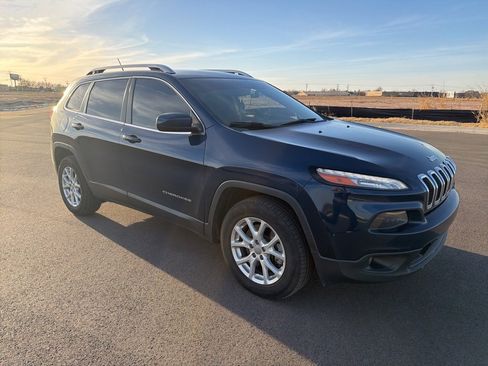 Used 2018 Jeep Cherokee Latitude image 3