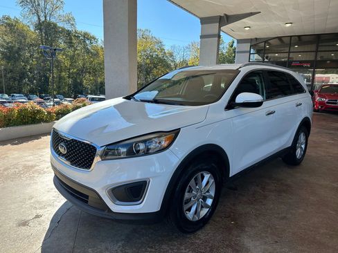 Used 2017 Kia Sorento LX Sport Utility 4D image 3
